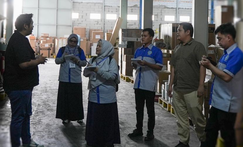 Tenaga pengajar yang mengikuti program Kemendikbudristek sedang mempelajari keterampilan praktis di gudang Modena.