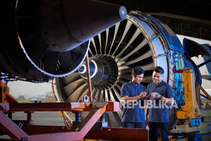 Tenaga profesional aviasi Indonesia.