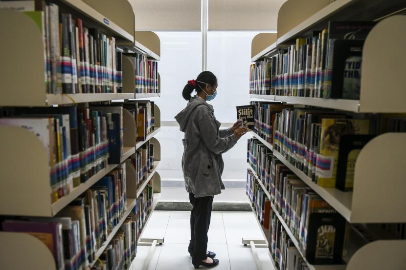 Tenaga teknis perpustakaan merapikan buku di Perpustakaan Nasional, Jakarta.