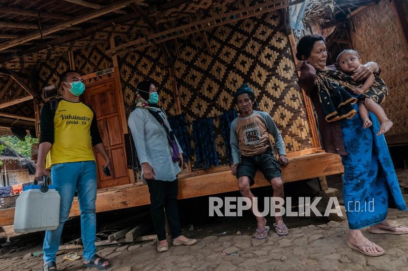 Tenaga vaksinator Puskesmas Ciboleger berbincang dengan warga Suku Baduy untuk mengajak vaksinasi COVID-19 di Desa Ciboleger, Lebak, Banten. Wisata Budaya Adat Baduy juga bagian dari rencana Pemkab untuk kembali dibuka