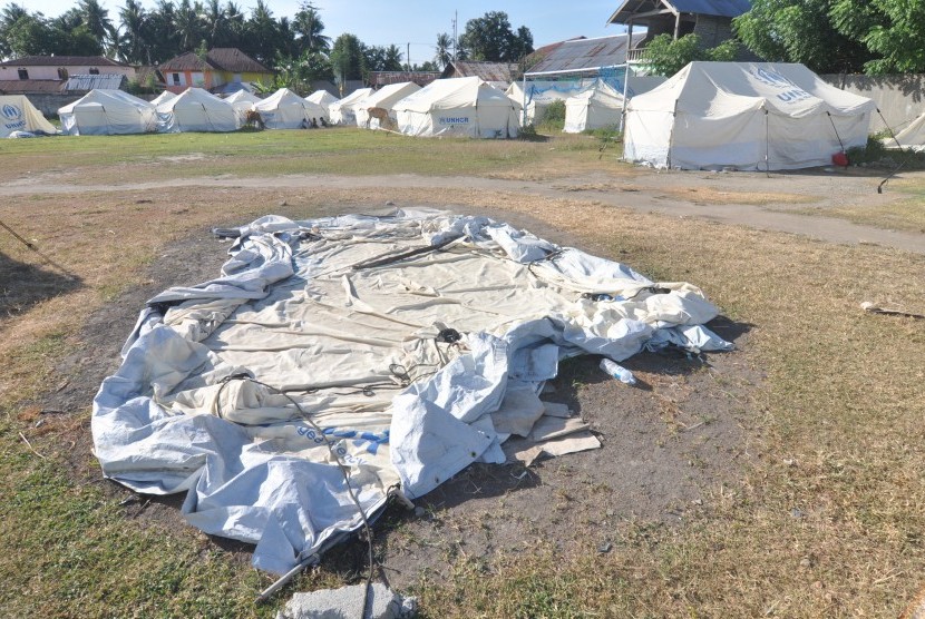 Tenda hunian warga korban bencana gempa dan tsunami tergeletak di Kamp Pengungsian Desa Wani, Kabupaten Donggala, Sulawesi Tengah. 
