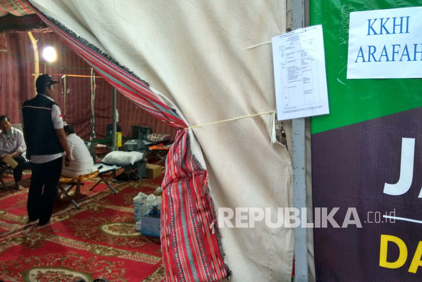   Tenda klinik kesehatan haji indonesia (KKHI) di Arafah. (Republika/ Amin Madani)
