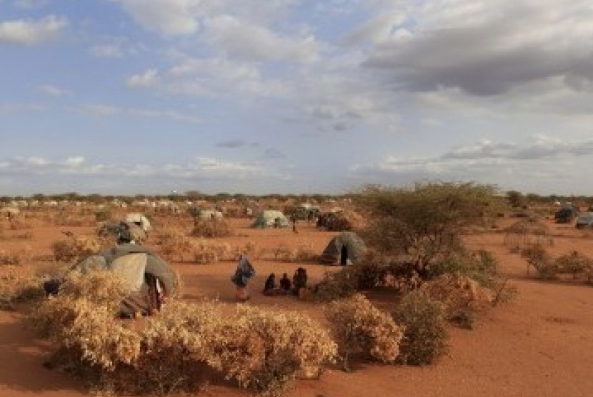 Tenda-tenda pengungsi berdiri di Iffou 2, wilayah perluasan kamp pengungsian Dadaab, Kenya, Senin (11/7). 