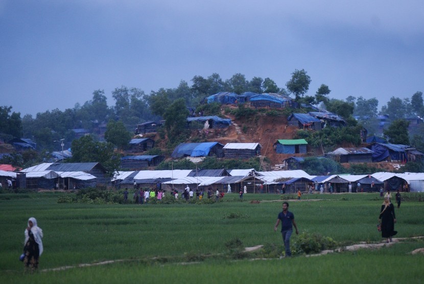 Tenda-tenda pengungsi Rohingya berdiri di atas bukit di wilayah Ukhia, Cox Bazar, Bangladesh, Kamis (28/9). 