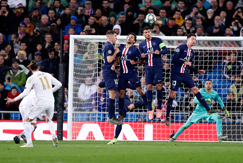 Tendangan bebas Bale nyaris berbuah gol, mengenai tiang, pada laga Real Madrid vs PSG di Santiago Bernabue, Rabu (27/11) dini hari WIB.