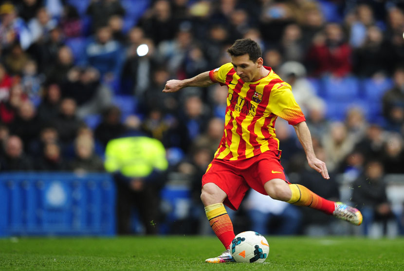   Tendangan penalti Lionel Messi saat melawan Espanyol di Estadi Cornella-El Prat, Sabtu (29/3),