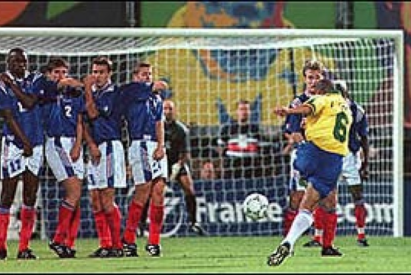 Tendangan pisang pemain Brasil Roberto Carlos yang menjebol gawang Prancis di Tournoi de France 3 Juni 1997 silam.