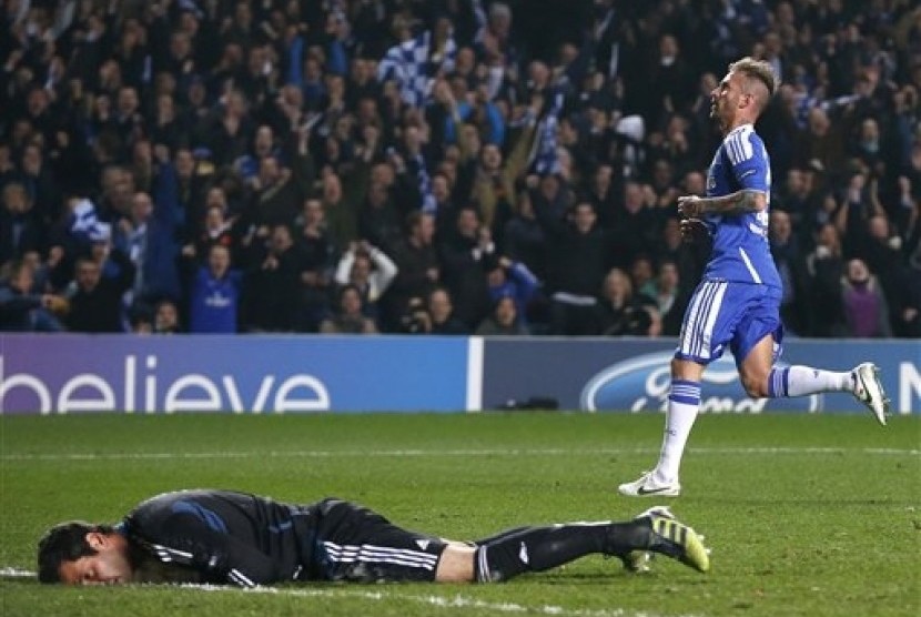 Tendangan Raul Meireles mengubur harapan penjaga gawang Benfica, Artur dalam laga Liga Champions di Stadion Stamford Bridge, London, Kamis dini hari (5/4).  (Foto : Matt Dunham/AP)