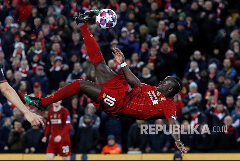 Tendangan salto Sadio Mane di Anfield Stadium, Liverpool, Kamis (12/3).(Carl Recine/Reuters )
