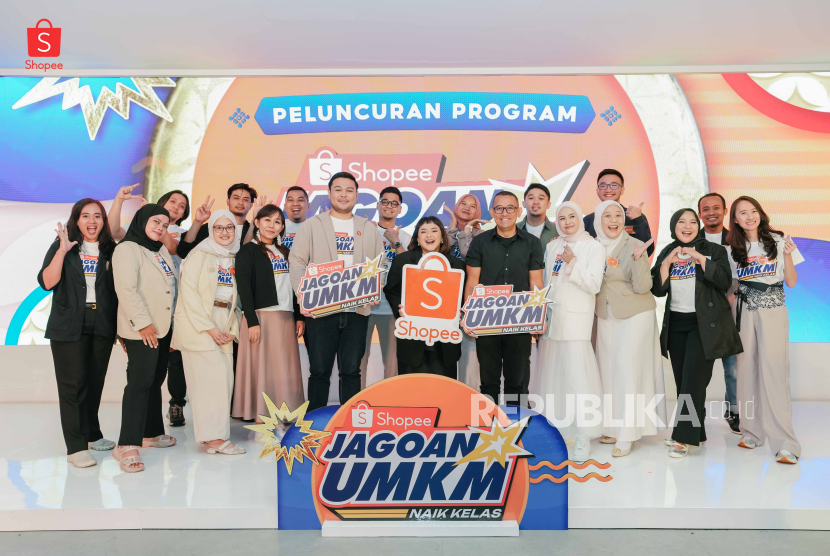(Tengah): Head of Corporate Affairs Shopee Indonesia, Satrya Pinandita, Founder & CMO BLP Beauty, Lizzie Parra, dan Senior Director of Brand Marketing Shopee Indonesia, Jerry Gunawan meresmikan program kompetisi UMKM perdana dari Shopee bersama 20 besar finalis Jagoan UMKM.