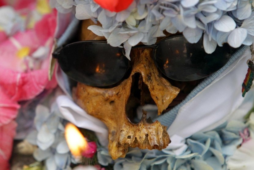 Tengkorak dihias dalam rangka Hari Tengkorak yang dirayakan di La Paz, Bolivia.