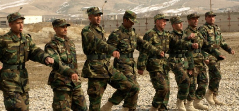  Tentara Afghanistan tengah latihan baris-berbaris.