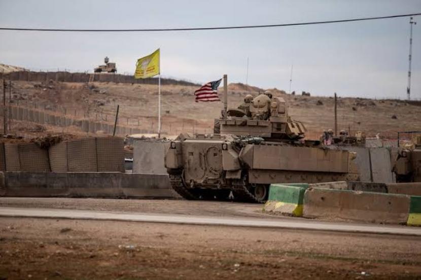 Tentara Amerika berpatroli di dekat penjara yang diserang militan Negara Islam di Hassakeh, Suriah. Setidaknya 22 anggota militer AS terluka dalam sebuah kecelakaan helikopter di timur laut Suriah 