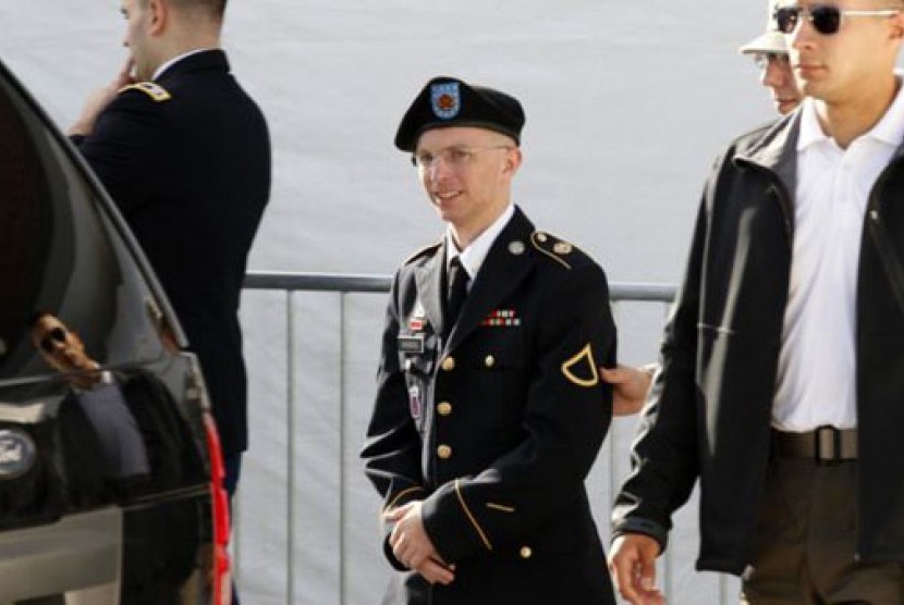 Tentara Amerika Bradley Manning (tengah) dalam pengawalan ketat saat meninggalkan pengadilan di Fort Meade, Maryland.