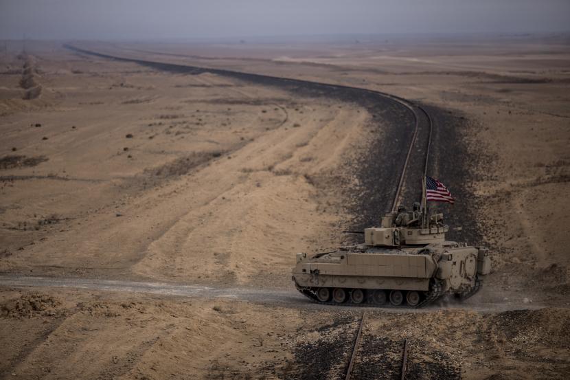 Tentara Amerika mengendarai kendaraan tempur Bradley selama latihan bersama dengan Pasukan Demokrat Suriah di pedesaan Deir Ezzor di timur laut Suriah, Rabu, 8 Desember 2021.