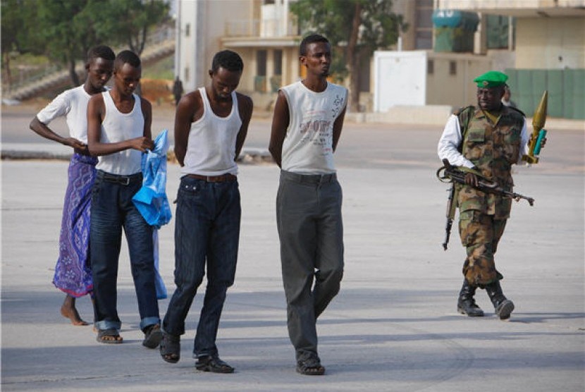 Tentara AMISOM menangkap empat orang yang diduga anggota Al Shabaab di Stadion Mogadishu, Somalia, Kamis (22/3).