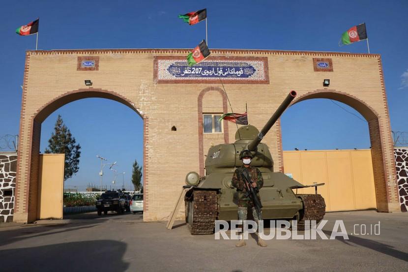 Tentara Angkatan Darat Afghanistan berjaga di pangkalan militer 207 