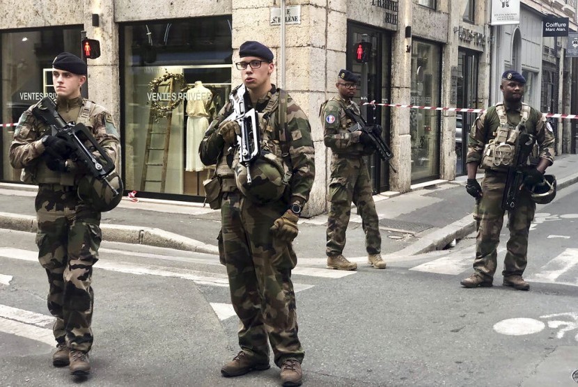 Tentara antiteroris Prancis mengamankan lokasi serangan bom di Lyon, Jumat (24/5).