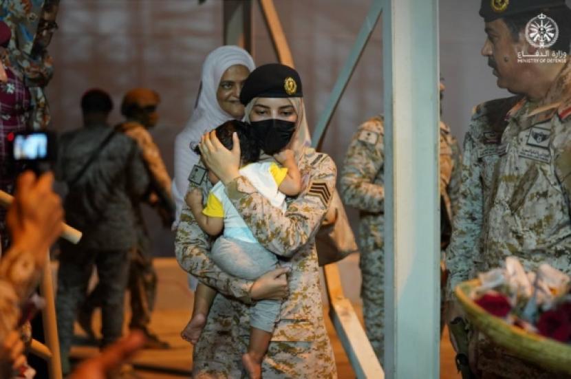 Tentara Arab Saudi menggendong bayi laki-laki yang dievakuasi dari Sudan di Pelabuhan Islam Jeddah, Senin (24/4/2023).