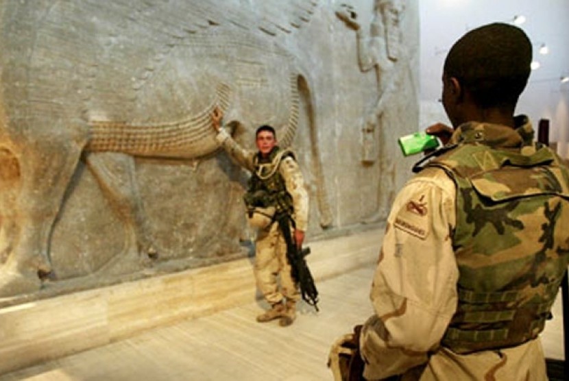 Tentara AS bersama manuskrip kuno Irak yang dibawa ke AS