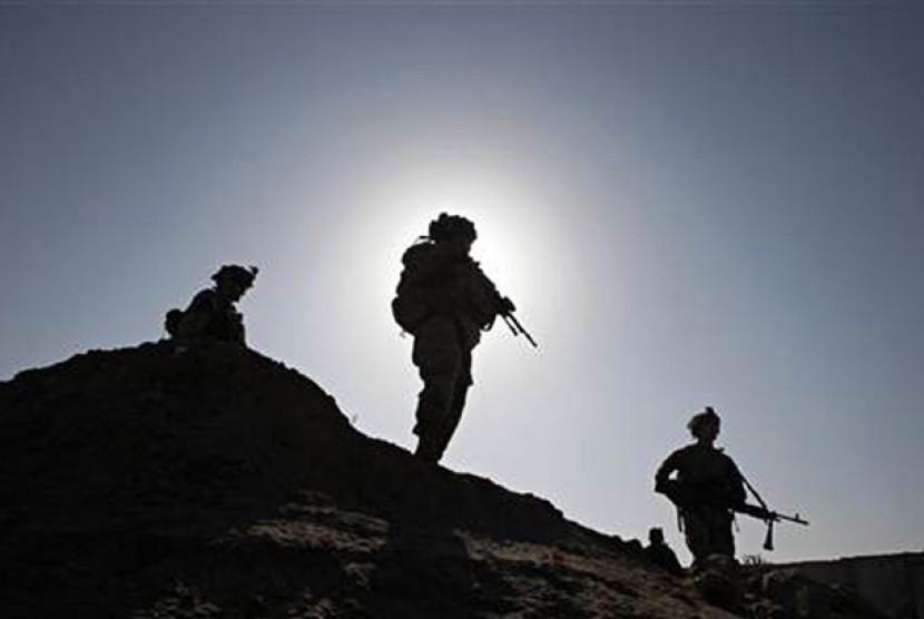 Tentara AS dari satuan infantri 3 Bronco 5-20 berpatroli bersama dengan tentara nasional Afghanistan di distrik Zharay, provinsi Kandahar, Afghanistan selatan, 22 April 2012.