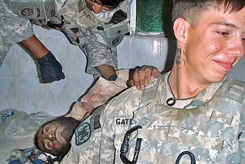 Tentara AS foto bersama dengan Mayat tentara Afghanistan pada 18 April 20112