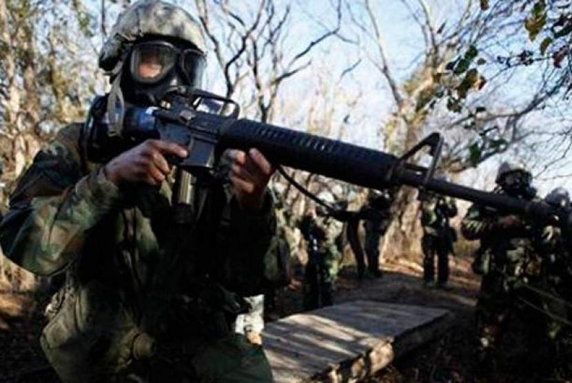 Tentara AS menggunakan masker dalam latihan pertempuran menggunakan serangan senjata kimia. (ilustrasi)