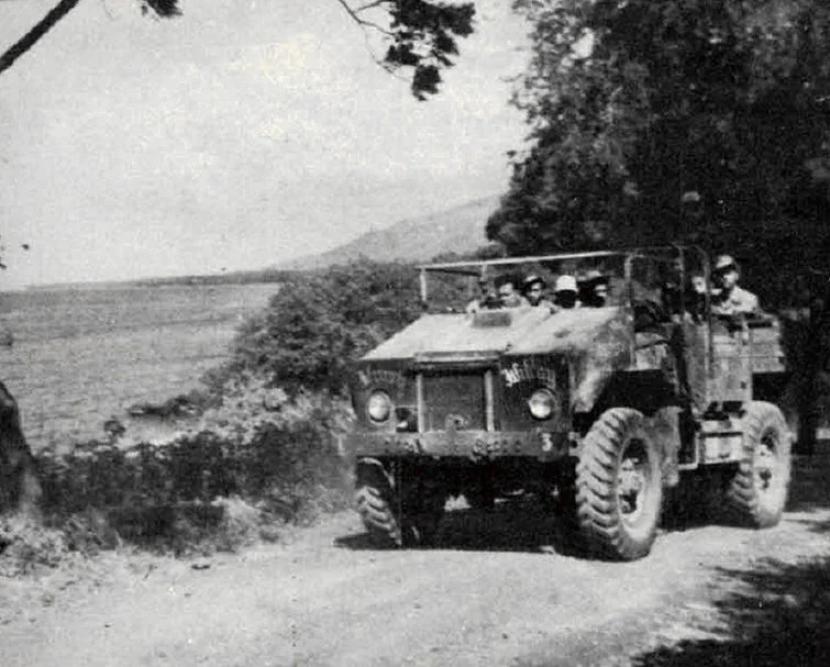 Tentara Belanda berpatroli di pedesaan Indonesia dalam masa perang kemerdekaan.