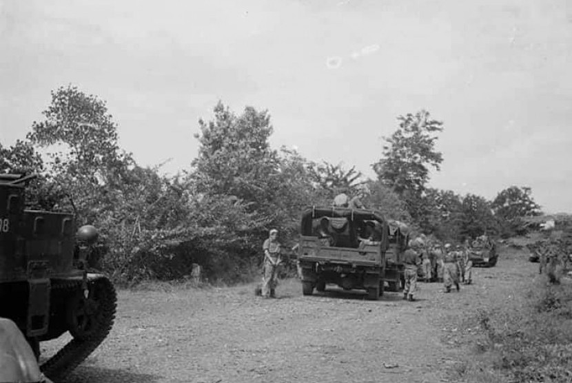 Tentara Belanda berpatroli i Pesing pada April 1946