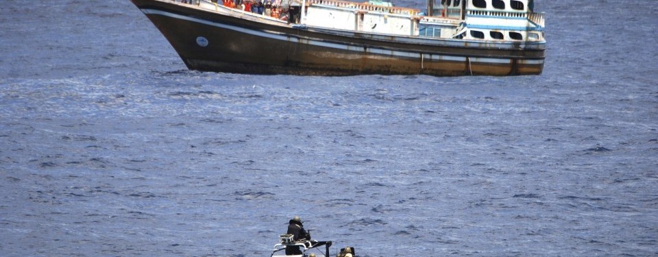 Tentara Belanda membidik perompak Somalia di atas perahu nelayan Iran di perairan Somalia, 3 April 2011