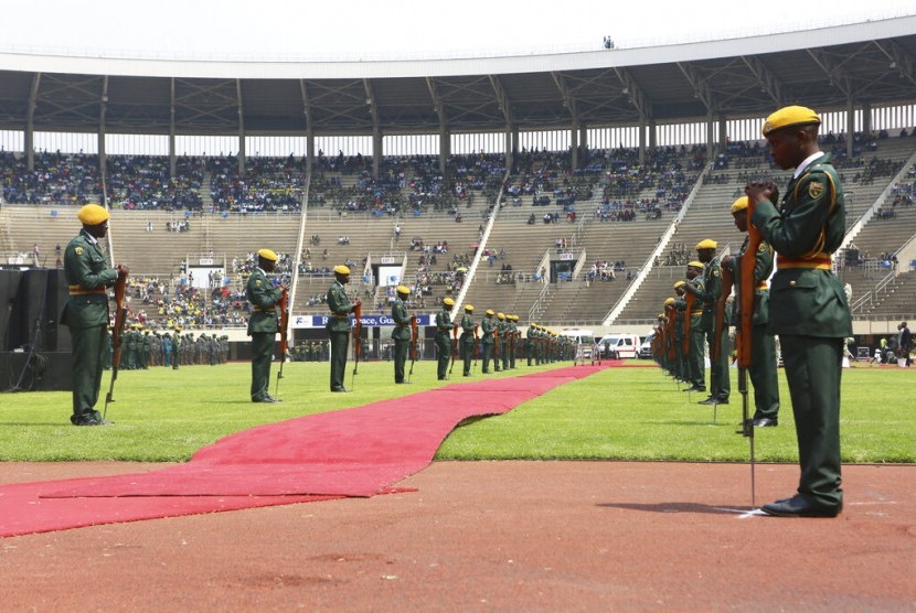 Tentara berbaris menyambut peti jenazah mantan presiden Zimbabwe Robert Mugabe dalam upacara pemakaman di stadion National Sportsdi Harare, Zimbabwe, Sabtu (14/9).