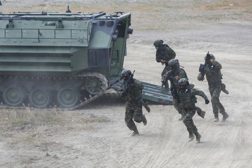  Tentara bergegas setelah turun dari kendaraan amfibi serbu selama latihan militer di Kota Kaohsiung, Taiwan pada Kamis, 12 Januari 2023. Latihan tersebut dilakukan oleh Kementerian Pertahanan Taiwan sebagai tanggapan atas ancaman terbaru dari Cina. 