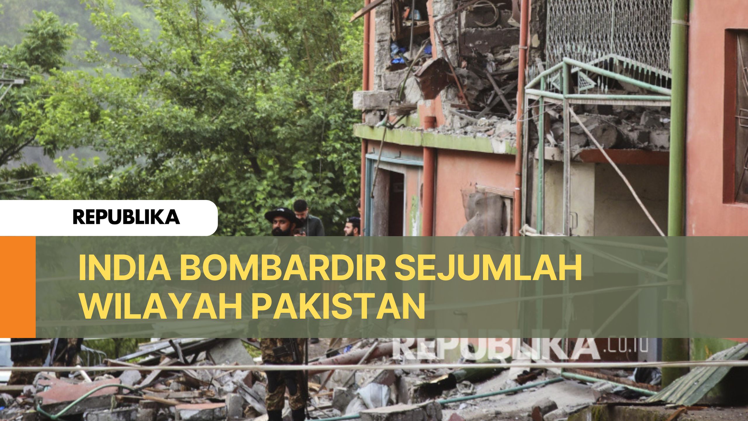 Tentara berjaga di bangunan masjid yang rusak akibat serangan rudal India di dekat Muzaffarabad, ibu kota Kashmir yang dikuasai Pakistan, Rabu (7/5/2025). India melancarkan sejumlah serangan udara ke wilayah Pakistan dan wilayah Kashmir yang dikuasai Pakistan. Sejumlah bangunan termasuk dua masjid di Pakistan rusak akibat serangan India. Delapan warga Pakistan meninggal dunia akibat serangan itu. Kementerian Pertahanan India mengatakan serangan tersebut menyerang infrastruktur kelompok bersenjata. Namun Menteri Pertahanan Pakistan Khawaja Muhammad Asif, mengatakan kepada Geo bahwa semua target yang menjadi sasaran India adalah fasilitas sipil.