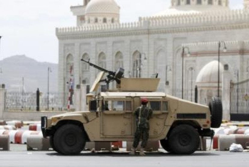  Tentara berjaga di kendaraan militer yang memblokir jalan menuju Istana Kepresidenan di Sanaa.