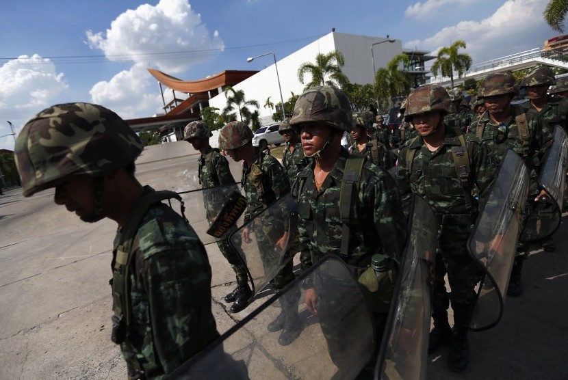 Tentara berjaga-jaga di Army Club dimana panglima tentara Thailand menggelar pertemuan dengan kelompok-kelompok yang bertikai pada Selasa (21/5). 