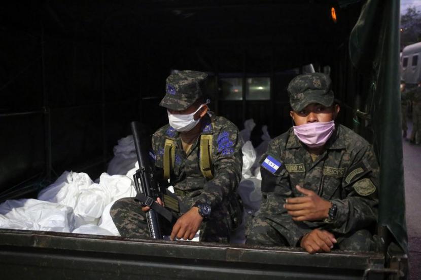 Tentara bersenjata Honduras kirimkan makanan pada 3,2 juta warga yang dikarantina.