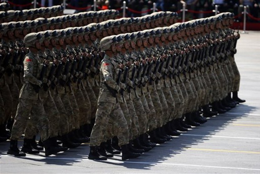 Tentara Cina berpartisipasi dalam parade militer memperingati 70 tahun Perang Dunia II dan kekalahan Jepang, Kamis (3/9).