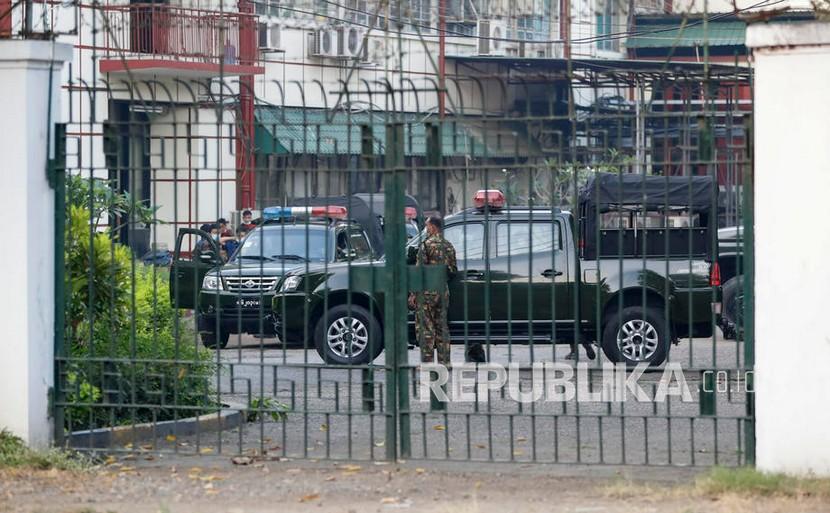 Tentara dan kendaraan militer terlihat di dalam kompleks kantor Radio dan Televisi Myanmar, di Yangon, Myanmar, Senin (1/2/2021). Menurut laporan media, anggota senior Liga Nasional untuk Demokrasi, termasuk pemimpin Aung San Suu Kyi, berada ditahan oleh militer.