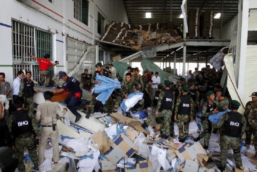 Tentara dan regu penyelamat melakukan pencarian korban rubuhnya gedung pabrik sepatu di distrik Kong Pisei, provinsi Kampong Speu, 50 kilometer sebelah barat ibukota Phnom Penh, Kamboja, Kamis  (16/5).