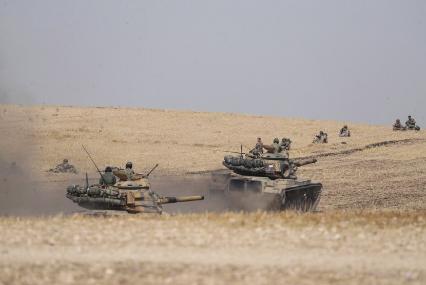 Tentara dan tank Turki disiagakan di dekat Kota Manbij, Suriah, Selasa (15/20).