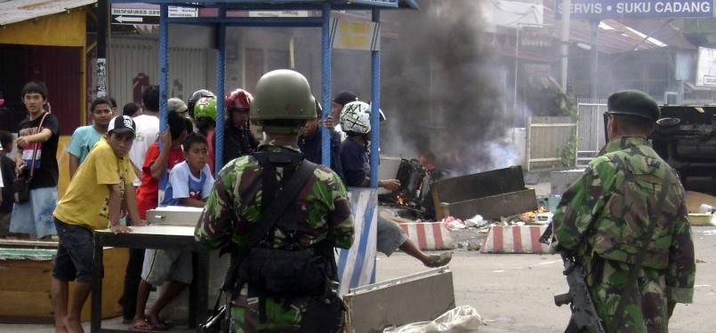 Tentara dan warga berjaga-jaga di Kota Ambon, Senin, setelah kerusuhan melanda daerah tersebut.