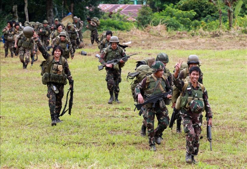 Tentara Filipina berjalan setelah upacara pelepasan mereka di Marawi, Lanao del Sur di Filipina Selatan pada 25 Oktober 2017