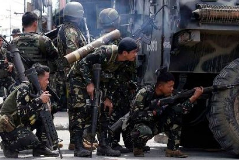 Tentara Filipina berlindung dibalik tank dalam pertempuran sengit dengan pemberontak di Kota Zamboanga