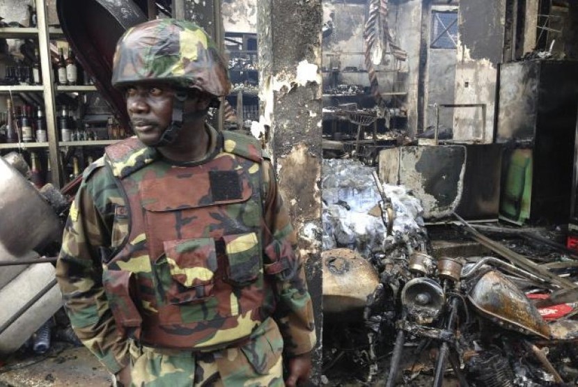 Tentara Ghana berjaga di sebuah pom bensin yang terkena ledakan, Kamis (4/6).