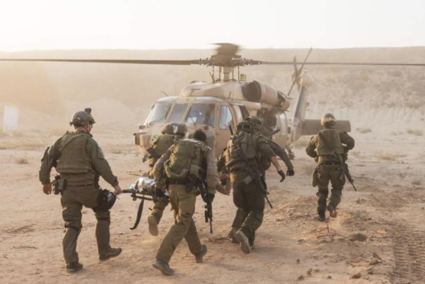 Tentara IDF mengeluarkan prajurit yang terluka dari Jalur Gaza dalam foto tak bertanggal yang dirilis 1 Januari 2023.