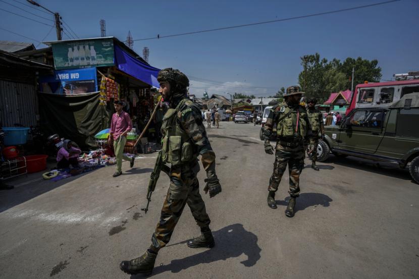Tentara India berjaga di luar selama festival tahunan di kuil Hindu Kheer Bhawani di Tulla Mulla, pinggiran Srinagar, Kashmir yang dikuasai India, Rabu, 8 Juni 2022.