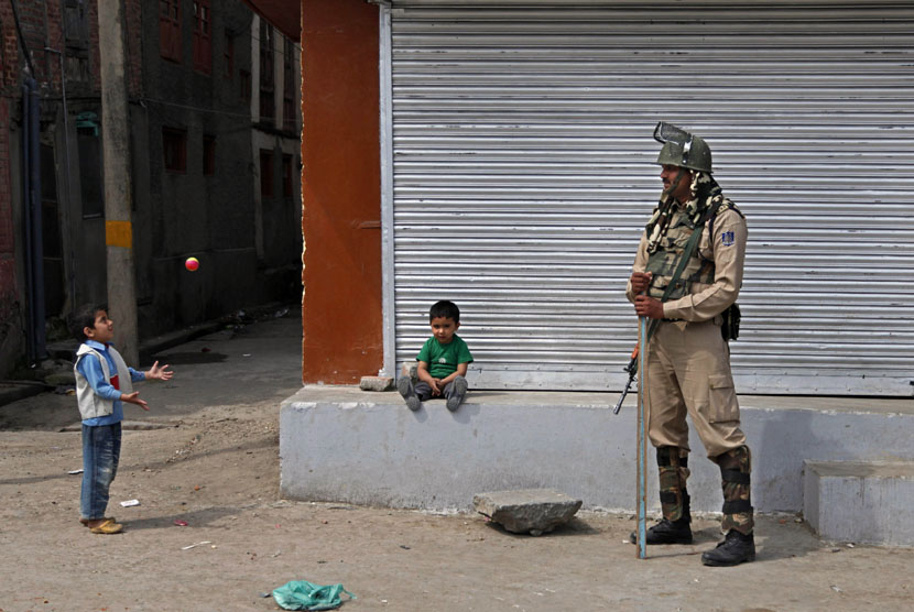  Tentara India berjaga di sebuah pasar yang tutup di Srinagar, Jumat (2/5).