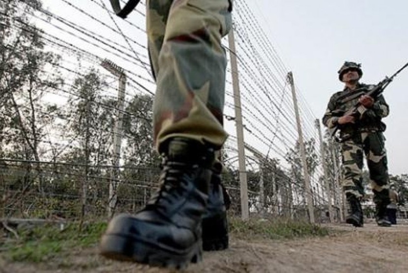 Tentara India berjaga-jaga di perbatasan dengan Pakistan