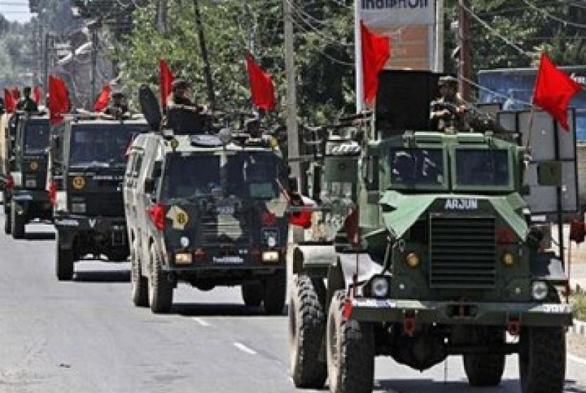Tentara India melakukan patroli ketat di jalan-jalan di ibukota Kashmir, Srinagar, India.