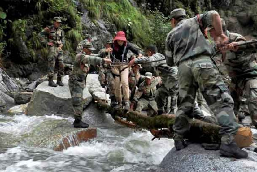  Tentara India menyelamatkan seorang wanita di negara bagian India utara Uttarakhand, Kamis (27/6).
